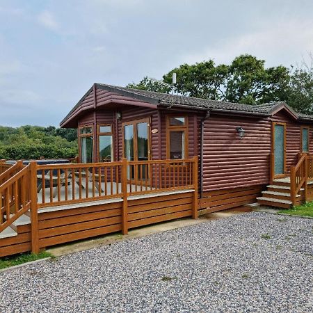 Beautiful Willow Lodge 67-4-6 Persons-Private Hot Tub-Pet Friendly-Tranquil Holiday Away From It All Yet Not Far To St Austell-The Holiday Home Has Two Bedrooms, Living & Dining Area, Equipped Kitchen -Decking-Al Fresco Dining-Fishing Lakes-Pet Frien Grampound Extérieur photo