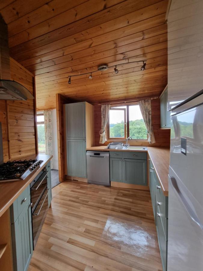 Beautiful Willow Lodge 67-4-6 Persons-Private Hot Tub-Pet Friendly-Tranquil Holiday Away From It All Yet Not Far To St Austell-The Holiday Home Has Two Bedrooms, Living & Dining Area, Equipped Kitchen -Decking-Al Fresco Dining-Fishing Lakes-Pet Frien Grampound Extérieur photo