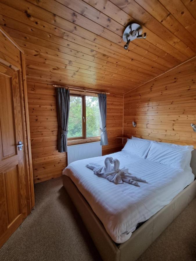 Beautiful Willow Lodge 67-4-6 Persons-Private Hot Tub-Pet Friendly-Tranquil Holiday Away From It All Yet Not Far To St Austell-The Holiday Home Has Two Bedrooms, Living & Dining Area, Equipped Kitchen -Decking-Al Fresco Dining-Fishing Lakes-Pet Frien Grampound Extérieur photo