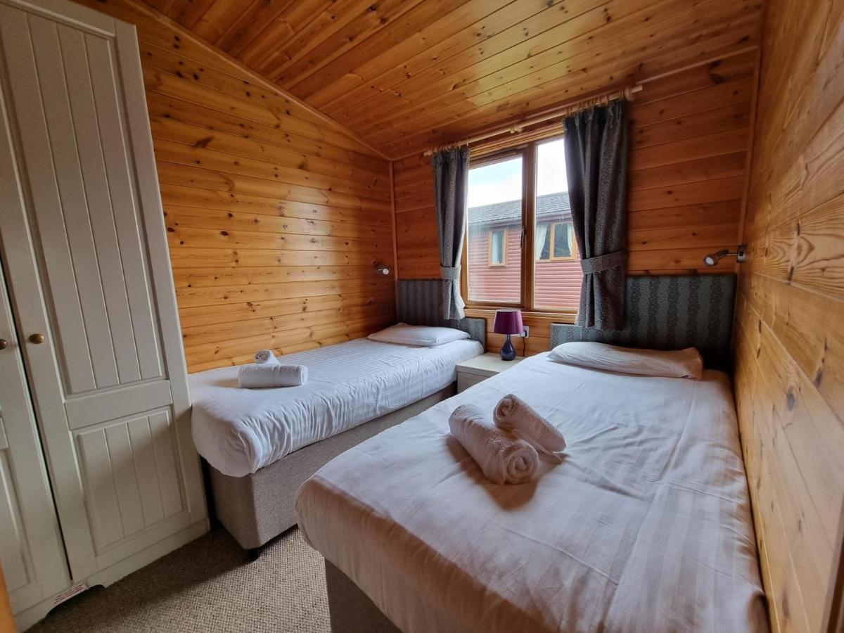 Beautiful Willow Lodge 67-4-6 Persons-Private Hot Tub-Pet Friendly-Tranquil Holiday Away From It All Yet Not Far To St Austell-The Holiday Home Has Two Bedrooms, Living & Dining Area, Equipped Kitchen -Decking-Al Fresco Dining-Fishing Lakes-Pet Frien Grampound Extérieur photo