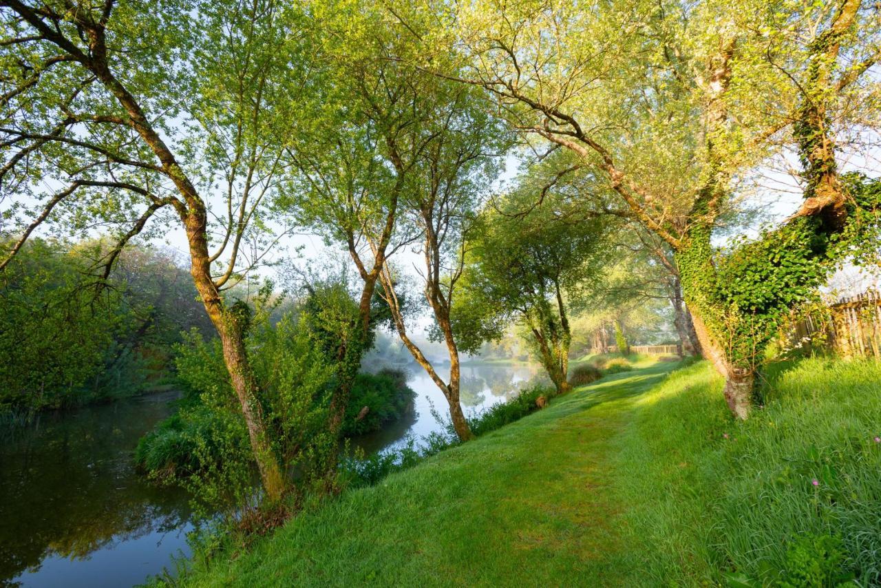 Beautiful Willow Lodge 67-4-6 Persons-Private Hot Tub-Pet Friendly-Tranquil Holiday Away From It All Yet Not Far To St Austell-The Holiday Home Has Two Bedrooms, Living & Dining Area, Equipped Kitchen -Decking-Al Fresco Dining-Fishing Lakes-Pet Frien Grampound Extérieur photo