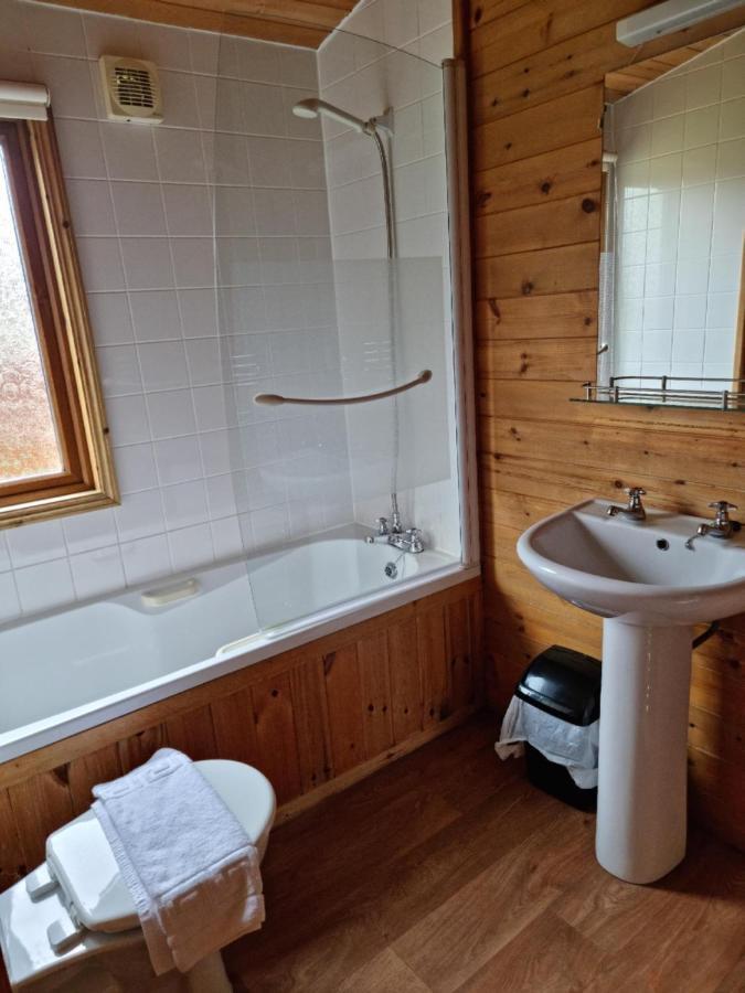 Beautiful Willow Lodge 67-4-6 Persons-Private Hot Tub-Pet Friendly-Tranquil Holiday Away From It All Yet Not Far To St Austell-The Holiday Home Has Two Bedrooms, Living & Dining Area, Equipped Kitchen -Decking-Al Fresco Dining-Fishing Lakes-Pet Frien Grampound Extérieur photo