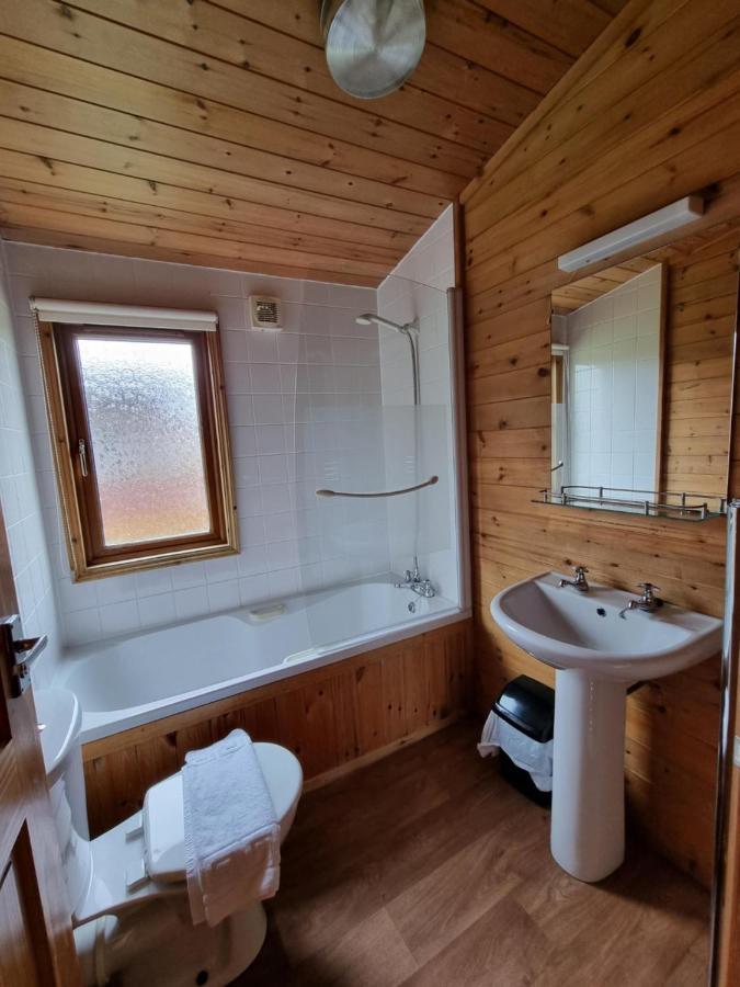Beautiful Willow Lodge 67-4-6 Persons-Private Hot Tub-Pet Friendly-Tranquil Holiday Away From It All Yet Not Far To St Austell-The Holiday Home Has Two Bedrooms, Living & Dining Area, Equipped Kitchen -Decking-Al Fresco Dining-Fishing Lakes-Pet Frien Grampound Extérieur photo