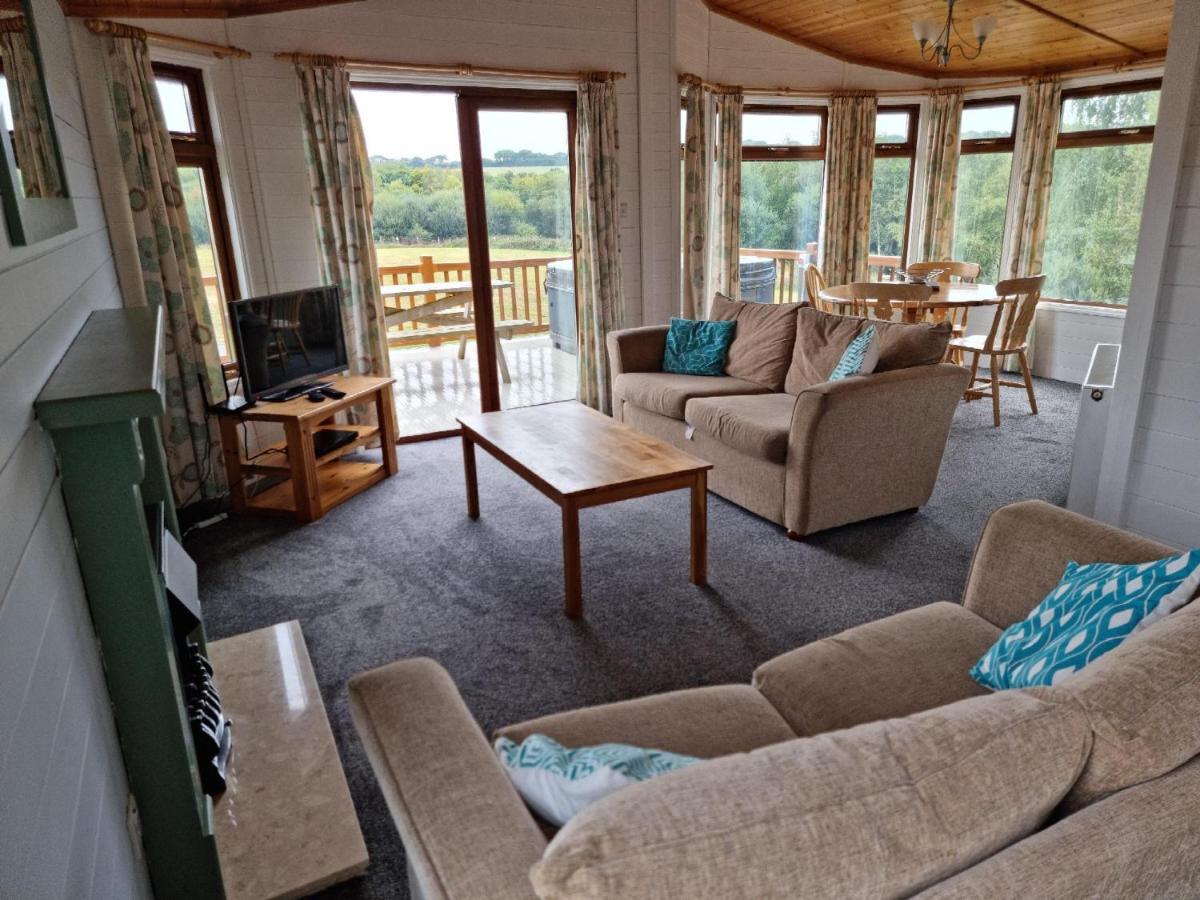 Beautiful Willow Lodge 67-4-6 Persons-Private Hot Tub-Pet Friendly-Tranquil Holiday Away From It All Yet Not Far To St Austell-The Holiday Home Has Two Bedrooms, Living & Dining Area, Equipped Kitchen -Decking-Al Fresco Dining-Fishing Lakes-Pet Frien Grampound Extérieur photo