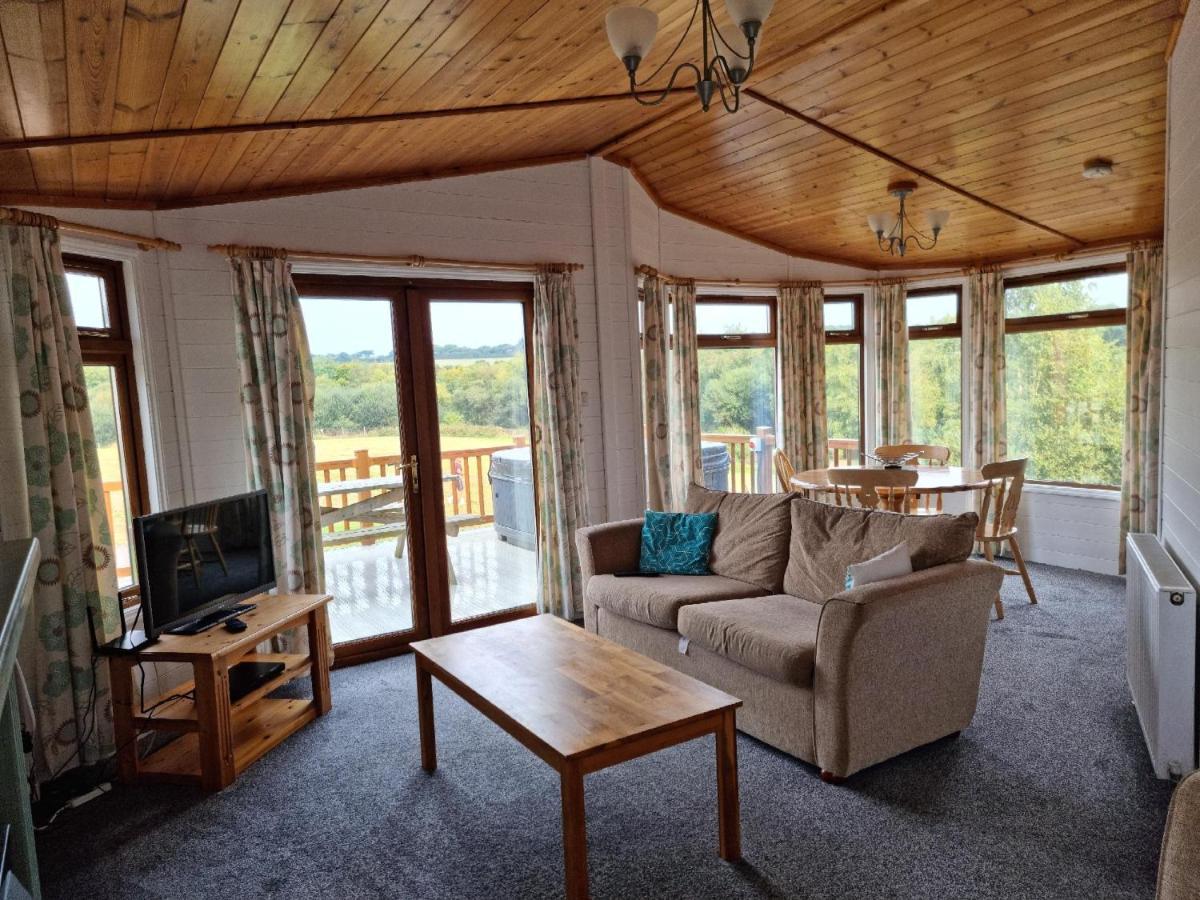 Beautiful Willow Lodge 67-4-6 Persons-Private Hot Tub-Pet Friendly-Tranquil Holiday Away From It All Yet Not Far To St Austell-The Holiday Home Has Two Bedrooms, Living & Dining Area, Equipped Kitchen -Decking-Al Fresco Dining-Fishing Lakes-Pet Frien Grampound Extérieur photo