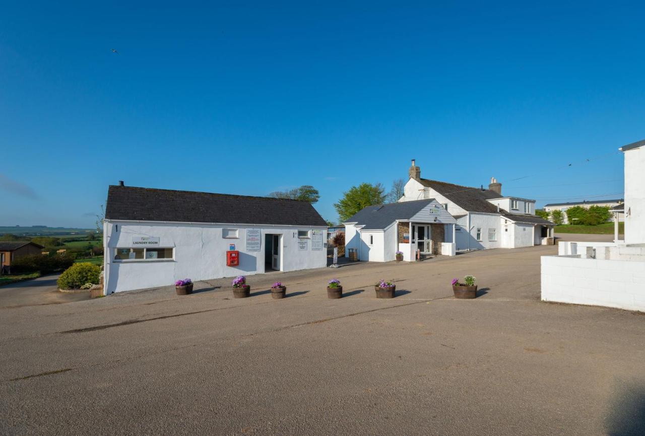 Beautiful Willow Lodge 67-4-6 Persons-Private Hot Tub-Pet Friendly-Tranquil Holiday Away From It All Yet Not Far To St Austell-The Holiday Home Has Two Bedrooms, Living & Dining Area, Equipped Kitchen -Decking-Al Fresco Dining-Fishing Lakes-Pet Frien Grampound Extérieur photo