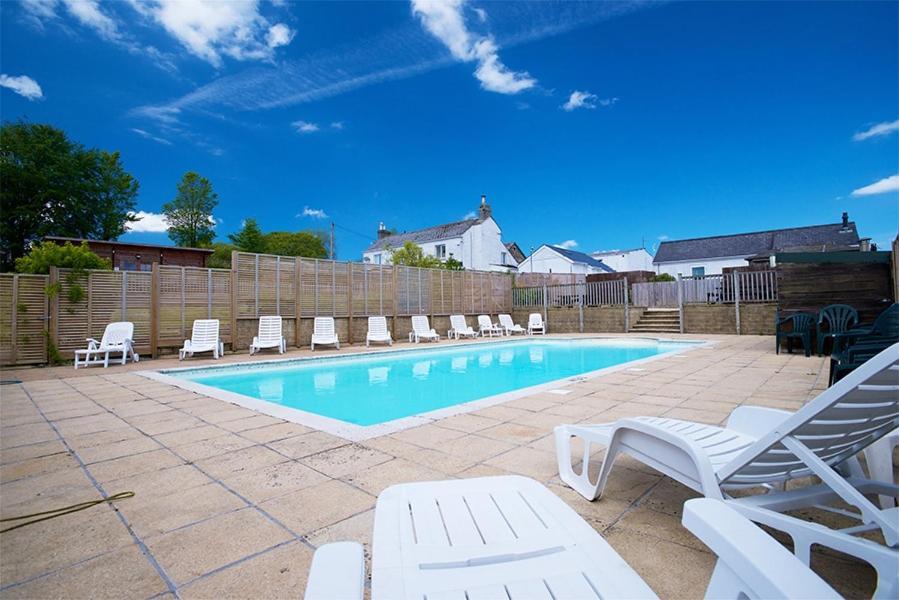 Beautiful Willow Lodge 67-4-6 Persons-Private Hot Tub-Pet Friendly-Tranquil Holiday Away From It All Yet Not Far To St Austell-The Holiday Home Has Two Bedrooms, Living & Dining Area, Equipped Kitchen -Decking-Al Fresco Dining-Fishing Lakes-Pet Frien Grampound Extérieur photo